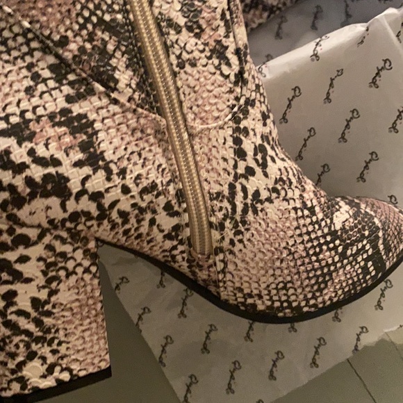 Qupid snakeskin boots size 8 - Picture 8 of 10